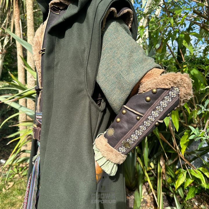 Azure Warrior LARP-Outfit – 6-teiliges Set; gepolsterte Gambeson-Jacke, Kapuze, Tunika, Hose, Gürtel