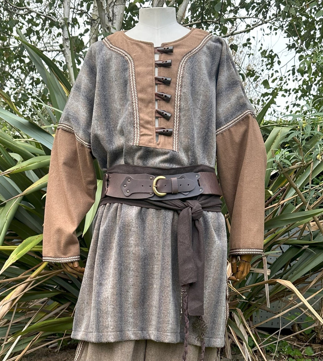 LARP-Outfit für Waldbogenschützen – 2 Teile: Zweifarbige Tunika aus braunem und grauem Mohair und Kapuzensnood