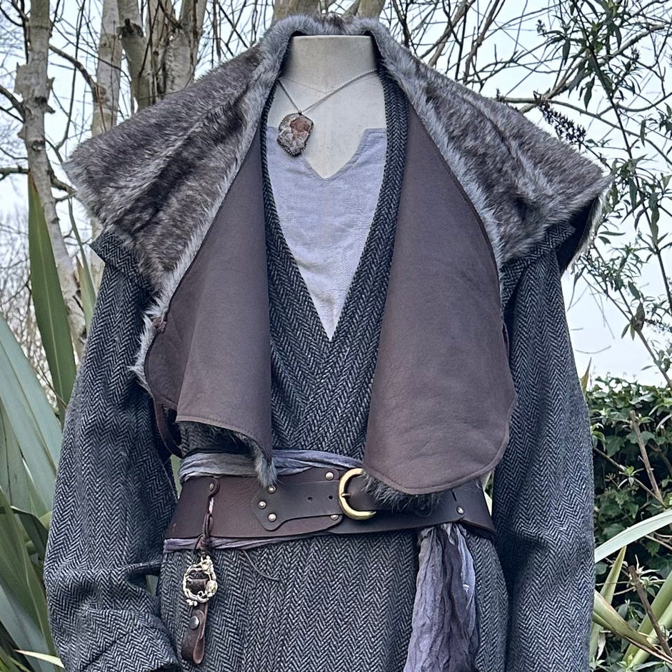 Grey Shoulder Cape Fur Mantle