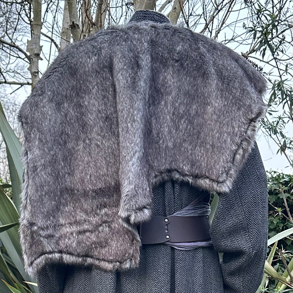 Grey Shoulder Cape Fur Mantle