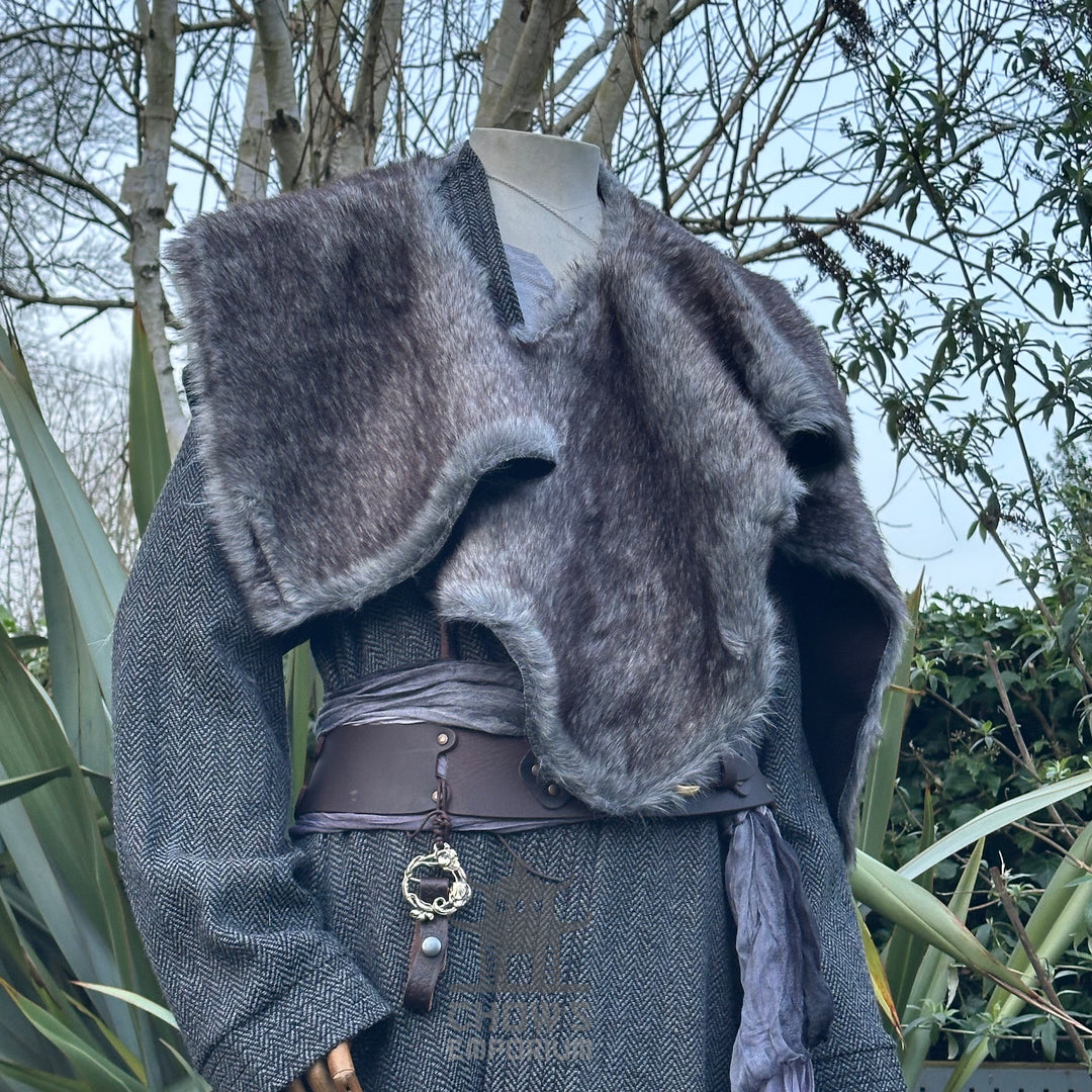 Grey Shoulder Cape Fur Mantle