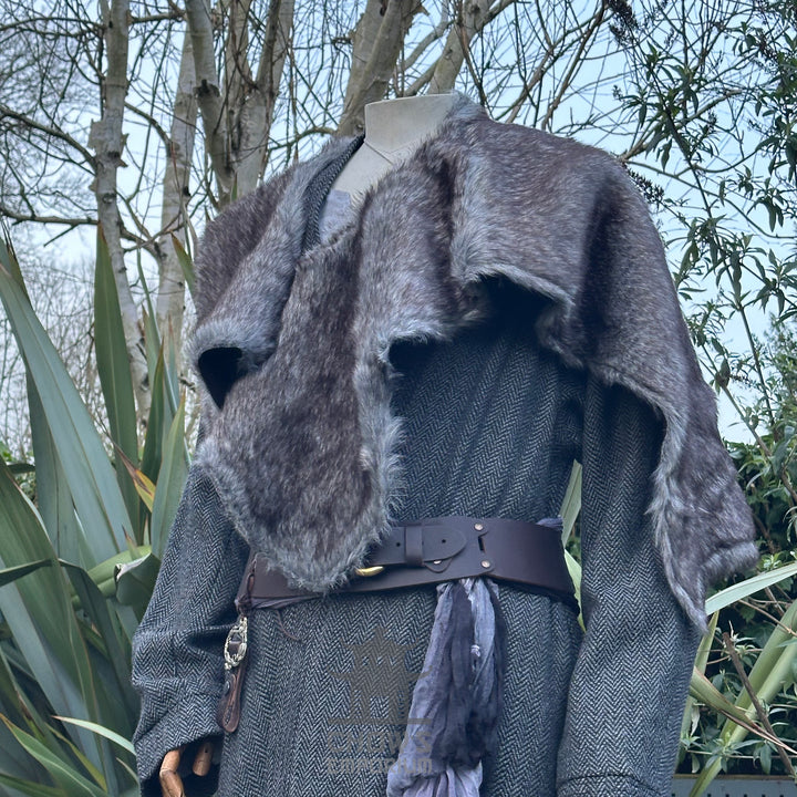 Grey Shoulder Cape Fur Mantle