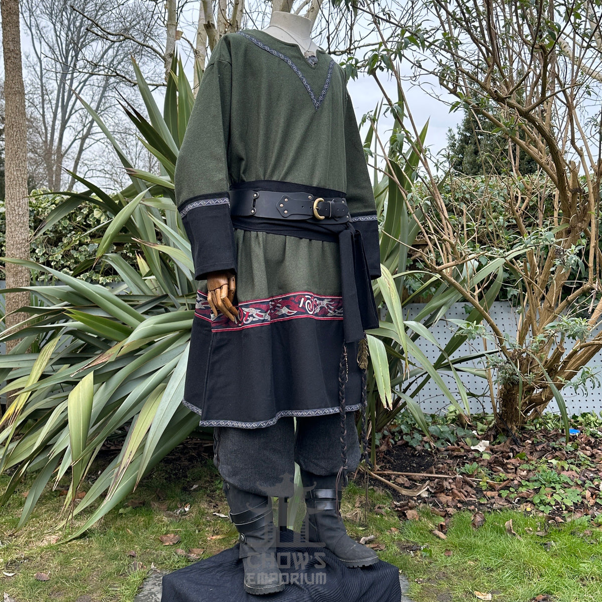 Viking tunic in green and black wool, side angle, ideal for medieval LARP.