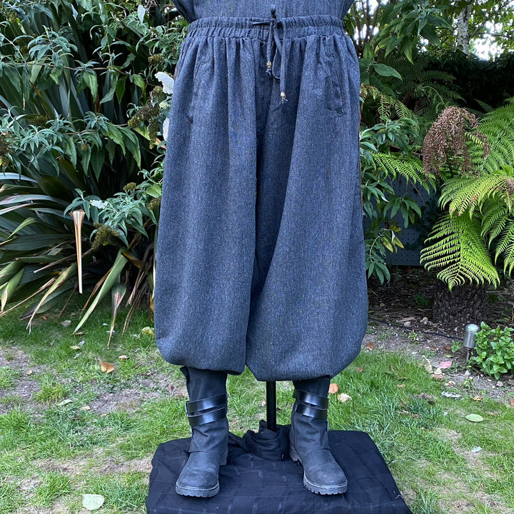 Pantalon LARP Hero - Pantalon ample en laine noire avec dentelle latérale et tressage