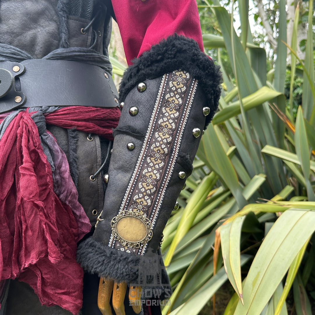 Tenue de LARP Storm Wizard - 5 pièces ; Gilet effet suède bleu, capuche, tunique, brassards, ceinture
