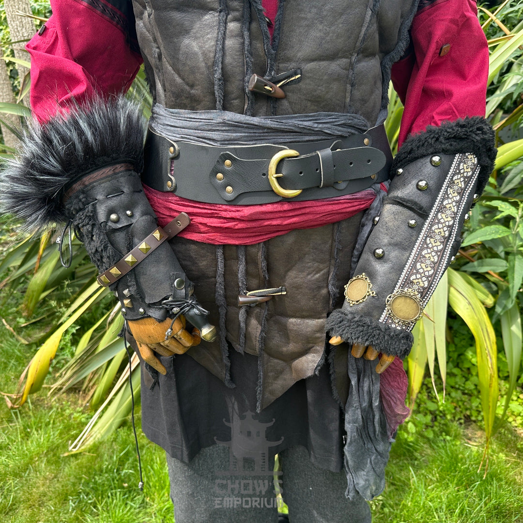 Tenue de LARP Storm Wizard - 5 pièces ; Gilet effet suède bleu, capuche, tunique, brassards, ceinture