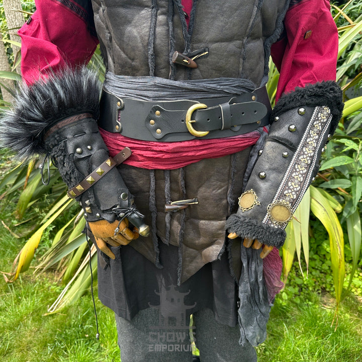 Tenue de LARP Storm Wizard - 5 pièces ; Gilet effet suède bleu, capuche, tunique, brassards, ceinture