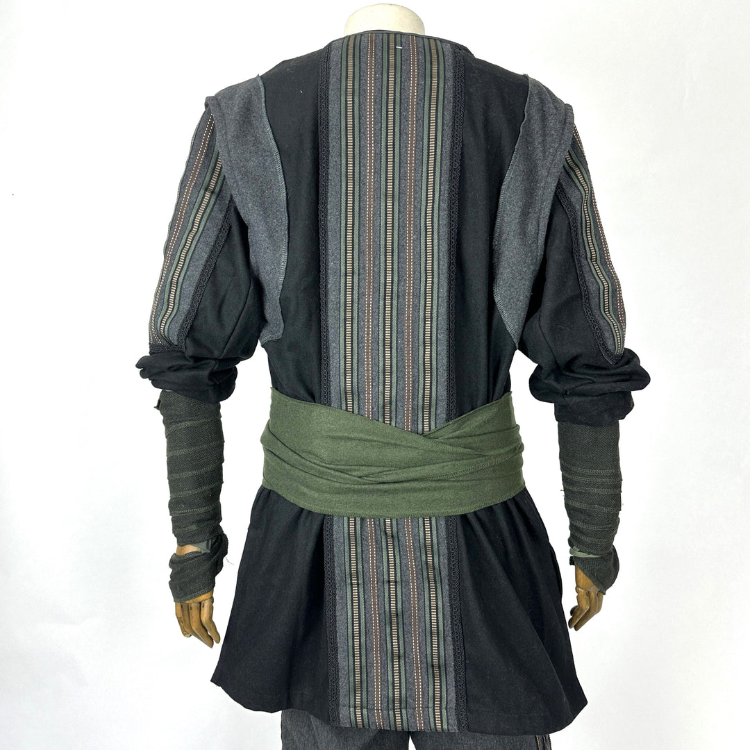 Gilet patchwork orné médiéval - Tissu en faux cuir noir avec doublure en polaire