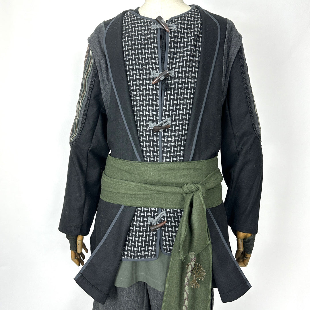 Gilet patchwork orné médiéval - Tissu en faux cuir noir avec doublure en polaire