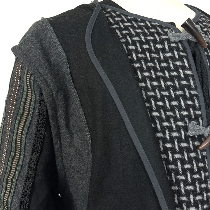 Gilet patchwork orné médiéval - Tissu en faux cuir noir avec doublure en polaire