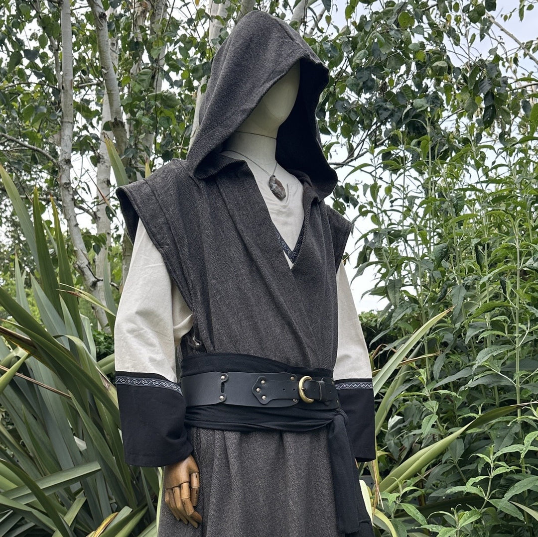 LARP-Robe mit Kapuze – braun-schwarz gemusterte Wolle – locker sitzend, mittlere Länge mit langen Ärmeln