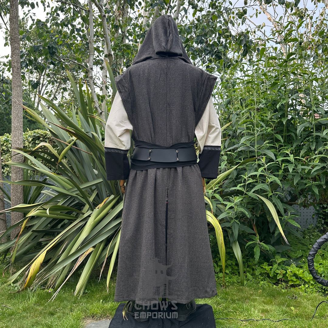 LARP-Robe mit Kapuze – braun-schwarz gemusterte Wolle – locker sitzend, mittlere Länge mit langen Ärmeln
