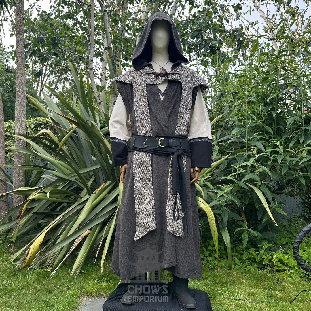 LARP-Robe mit Kapuze – braun-schwarz gemusterte Wolle – locker sitzend, mittlere Länge mit langen Ärmeln