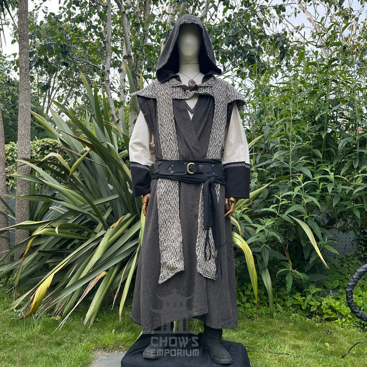 LARP-Robe mit Kapuze – braun-schwarz gemusterte Wolle – locker sitzend, mittlere Länge mit langen Ärmeln