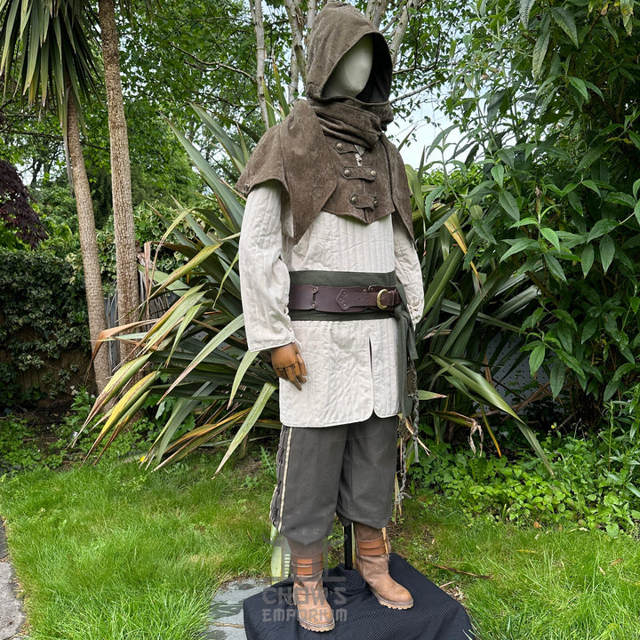 LARP-Basisoutfit - 6-teilig: Grüne Kapuze, Armwickel, weißer Gambeson, Hose, Schärpe, Halskette