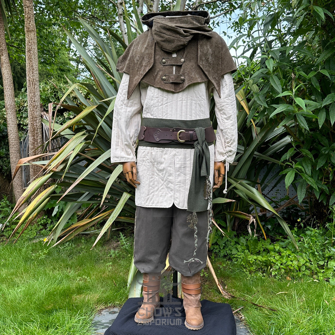 Tenue de base pour GN - 6 pièces : capuche verte, bandes de bras, gambison blanc, pantalon, ceinture, collier