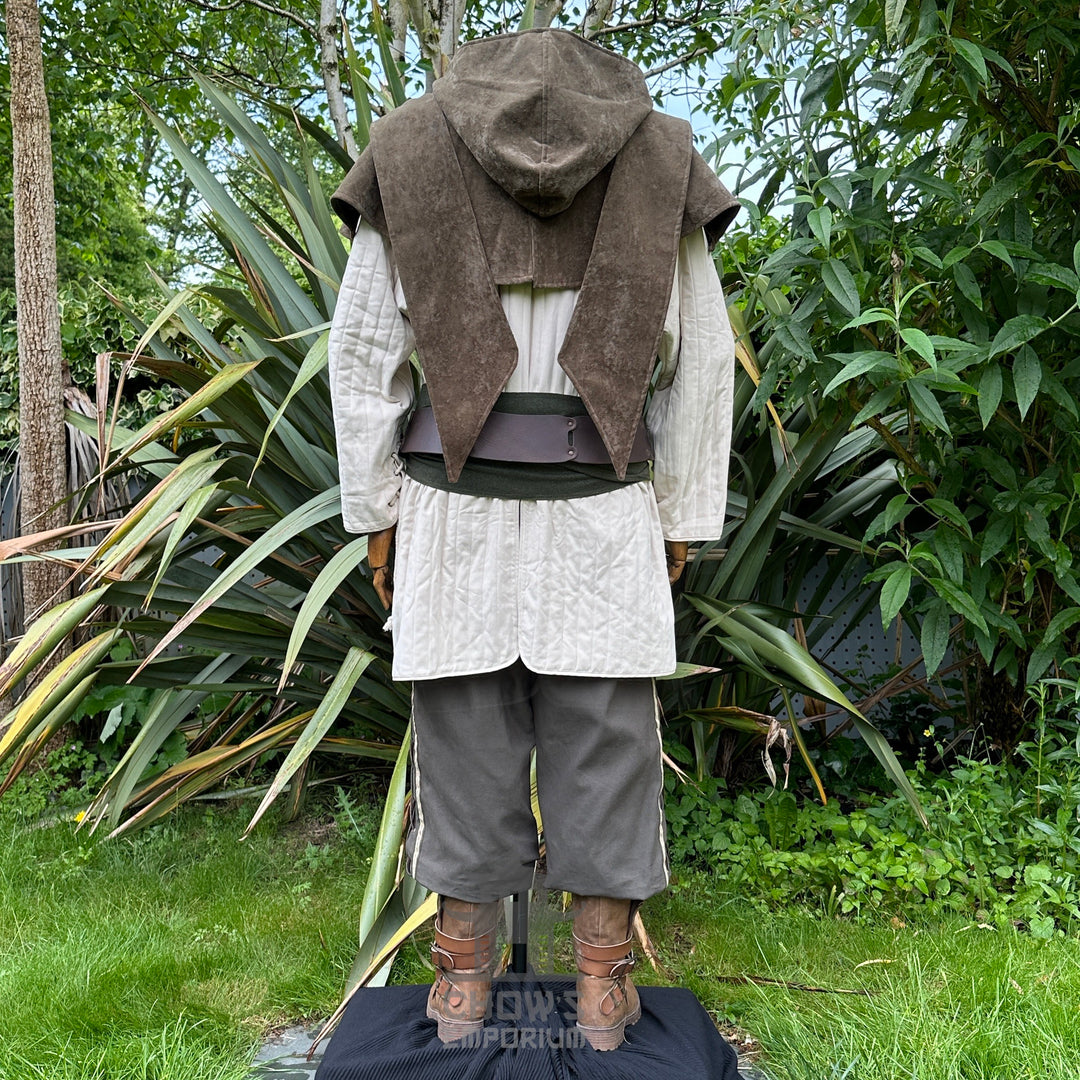 LARP-Basisoutfit - 6-teilig: Grüne Kapuze, Armwickel, weißer Gambeson, Hose, Schärpe, Halskette