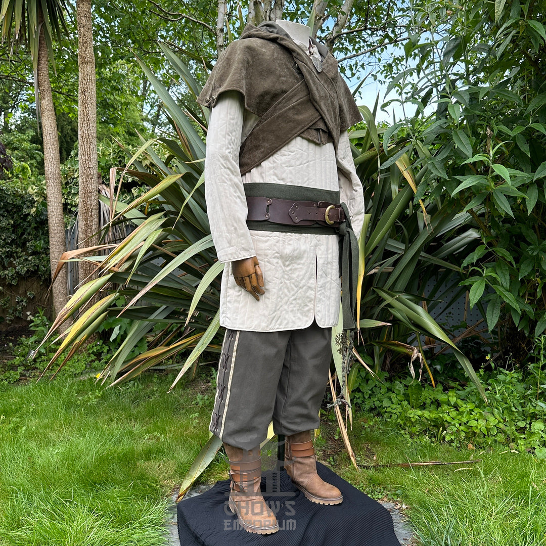 LARP-Basisoutfit - 6-teilig: Grüne Kapuze, Armwickel, weißer Gambeson, Hose, Schärpe, Halskette