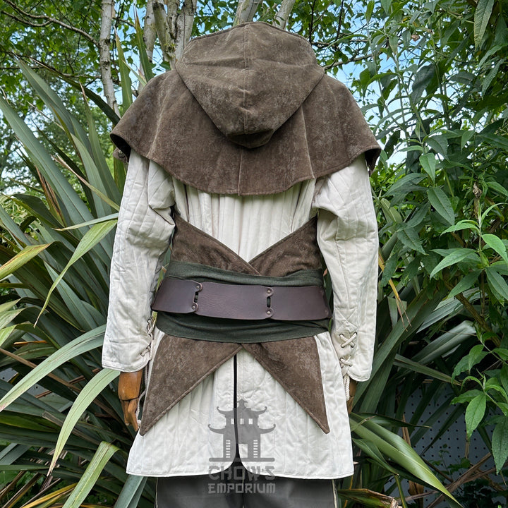 LARP-Basisoutfit - 6-teilig: Grüne Kapuze, Armwickel, weißer Gambeson, Hose, Schärpe, Halskette