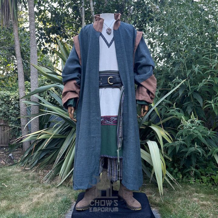 - 6 pieces ( Robe, Hood, Vambraces, Belt, Sash, Necklace )