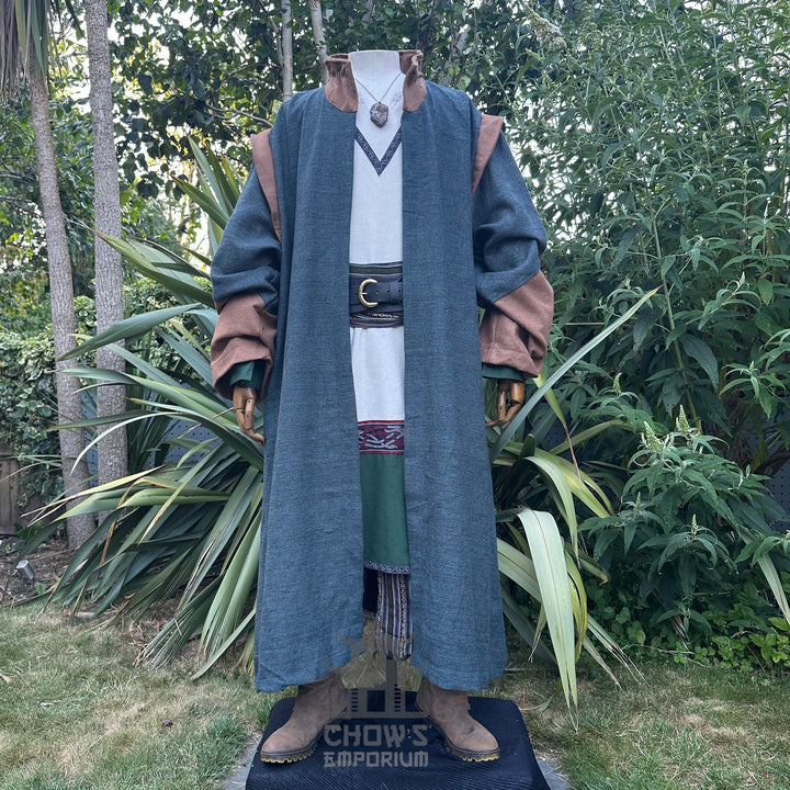 - 6 pieces ( Robe, Hood, Vambraces, Belt, Sash, Necklace )