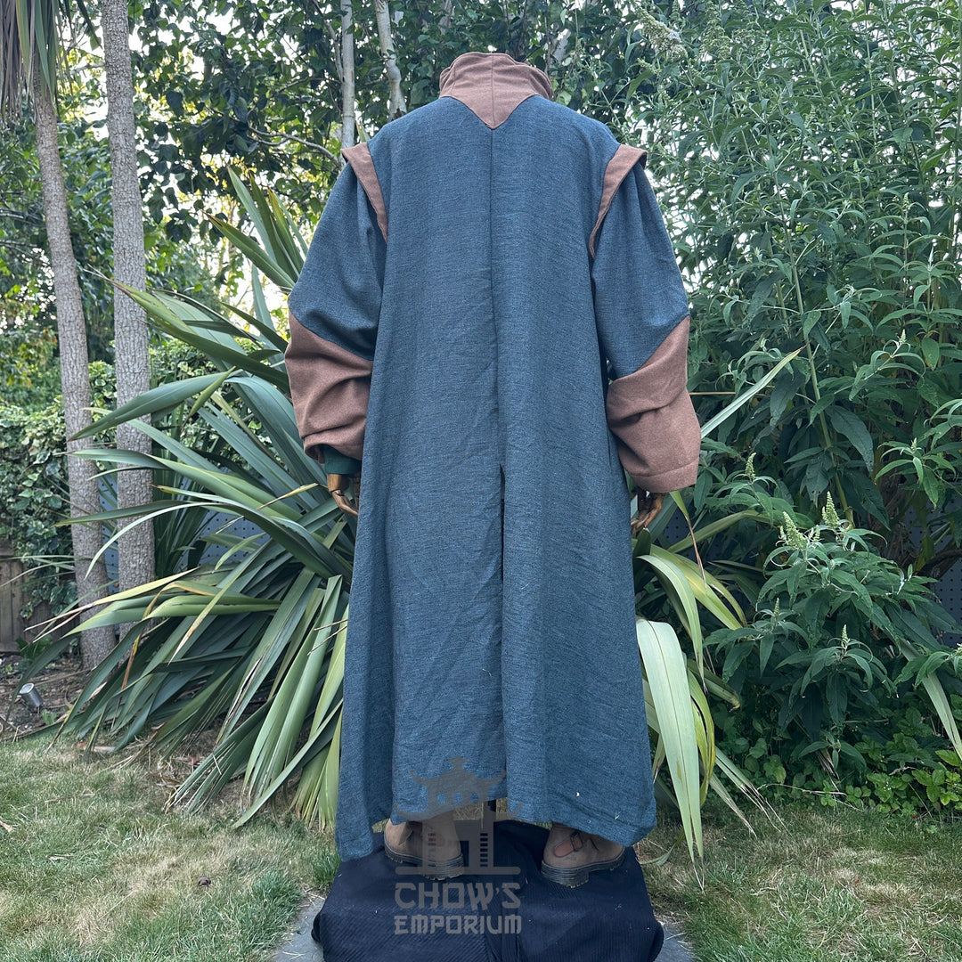 - 6 pieces ( Robe, Hood, Vambraces, Belt, Sash, Necklace )