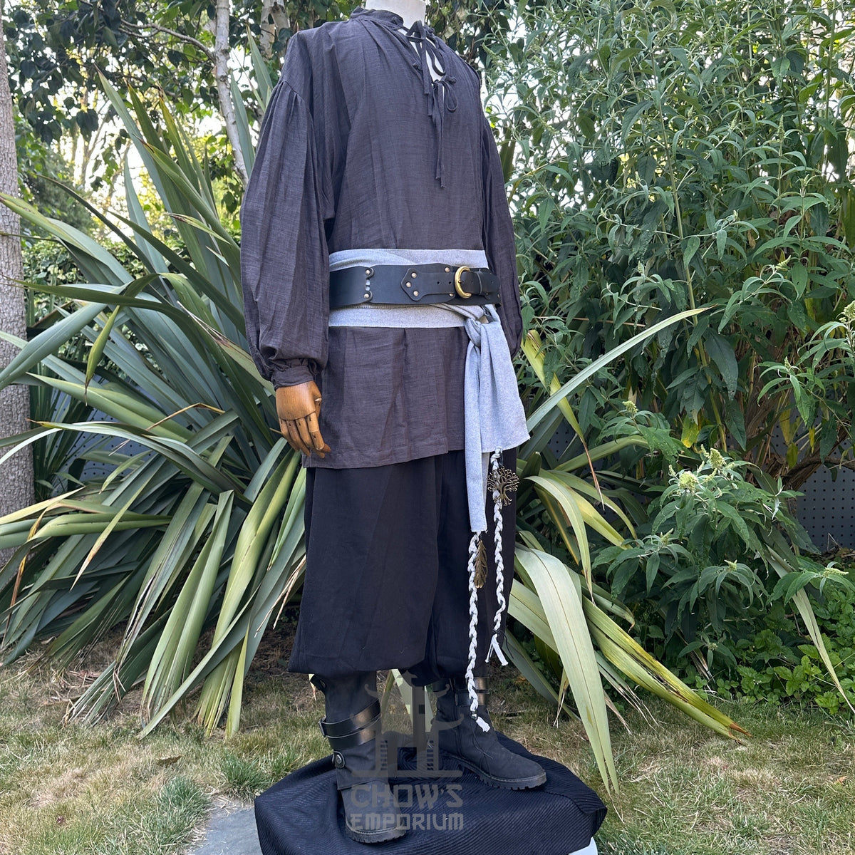 Dark grey medieval LARP shirt in cotton and linen with long sleeves.