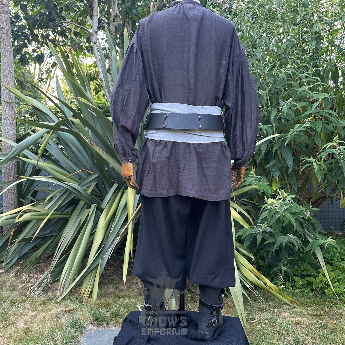 Dark grey medieval shirt in cotton and linen, rear view, LARP style.