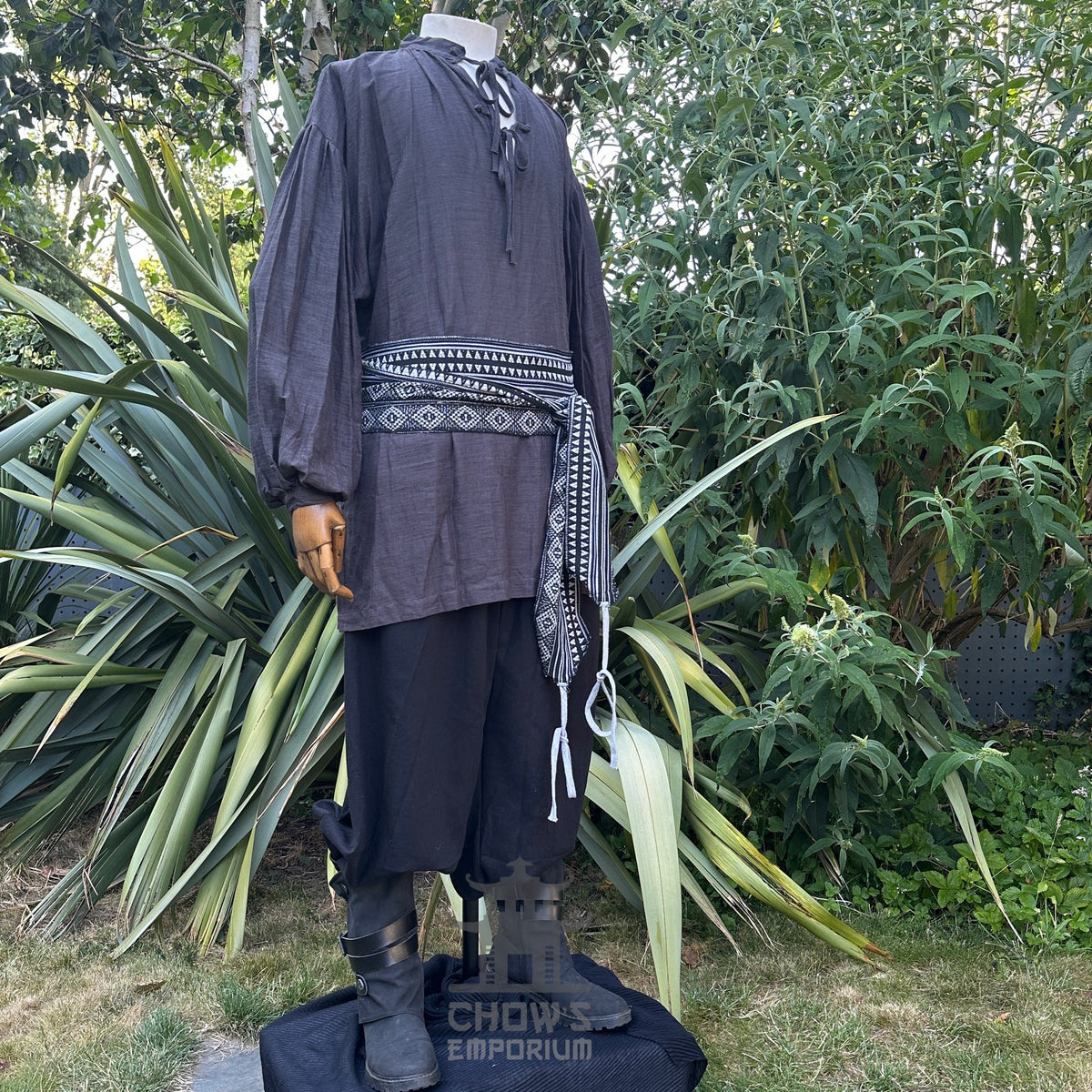 Dark grey medieval shirt in cotton and linen displayed on a mannequin.