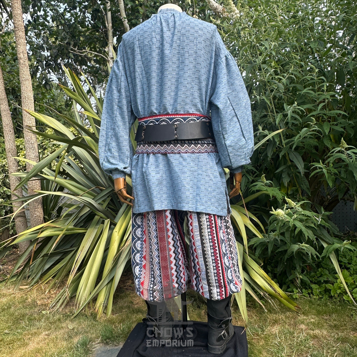 Textured blue medieval shirt in cotton and linen, rear view, for LARP events.