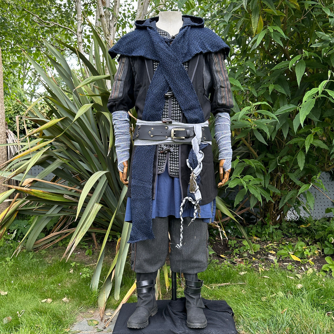 Unsterblicher Druide LARP-Outfit B – 4-teilig; Schwarze und graue Jacke, Kapuze, Armwickel, Schärpe