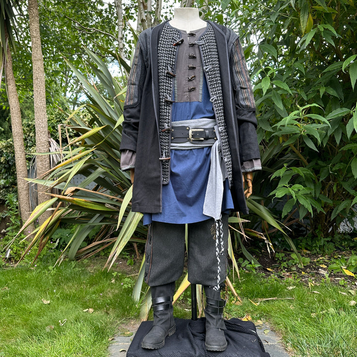 Unsterblicher Druide LARP-Outfit B – 4-teilig; Schwarze und graue Jacke, Kapuze, Armwickel, Schärpe