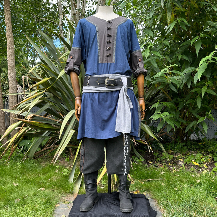 Tenue de LARP Storm Wizard - 5 pièces ; Gilet effet suède bleu, capuche, tunique, brassards, ceinture