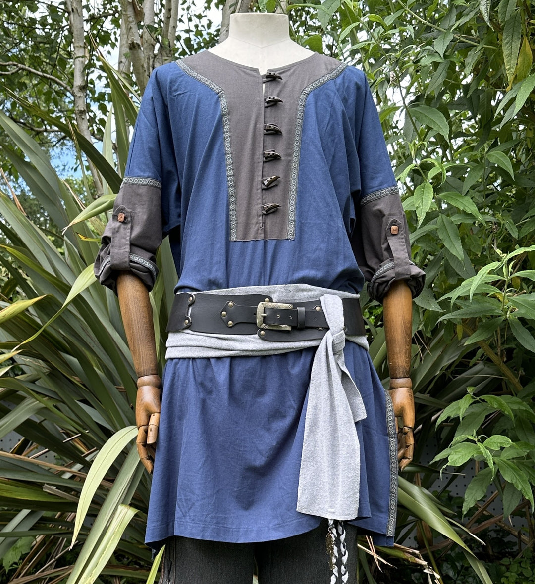 Tenue de LARP Storm Wizard - 5 pièces ; Gilet effet suède bleu, capuche, tunique, brassards, ceinture