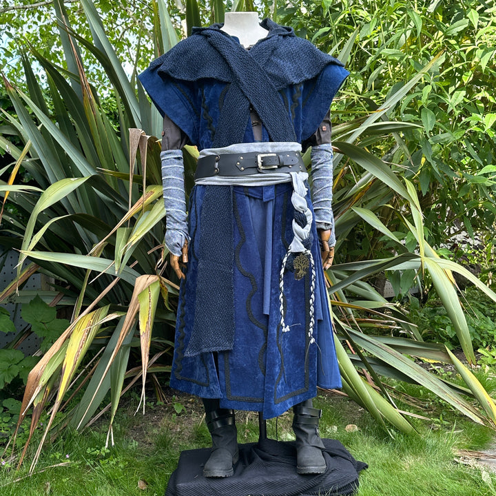 Tenue de LARP Storm Wizard - 5 pièces ; Gilet effet suède bleu, capuche, tunique, brassards, ceinture