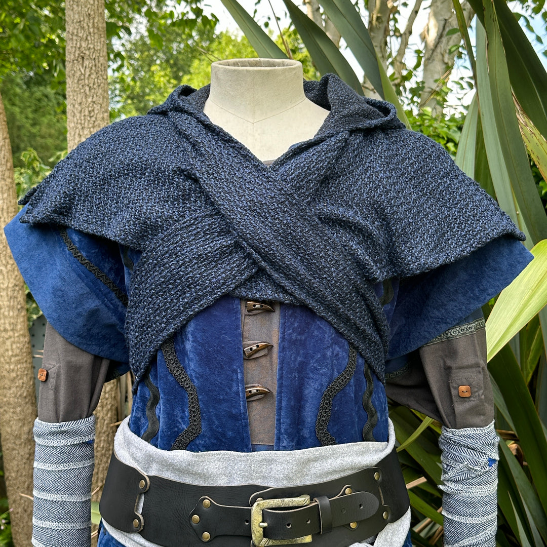 Tenue de LARP Storm Wizard - 5 pièces ; Gilet effet suède bleu, capuche, tunique, brassards, ceinture