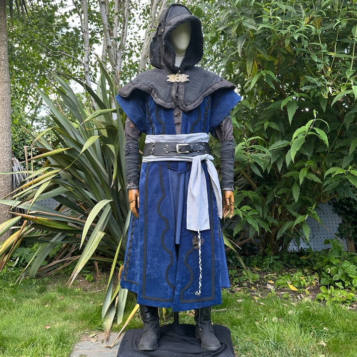 LARP-Outfit „Storm King“ – 7-teilig: Weste mit blauem Einsatz, Kapuze mit Lagenmuster, Tunika, Hose, Armwickel, Schärpe, Gürtel