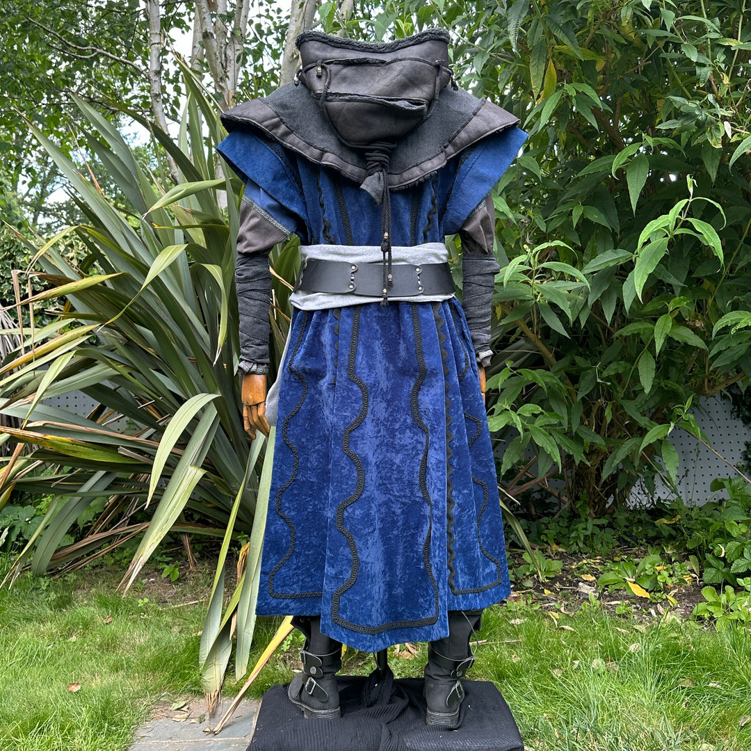 LARP-Outfit „Storm King“ – 7-teilig: Weste mit blauem Einsatz, Kapuze mit Lagenmuster, Tunika, Hose, Armwickel, Schärpe, Gürtel