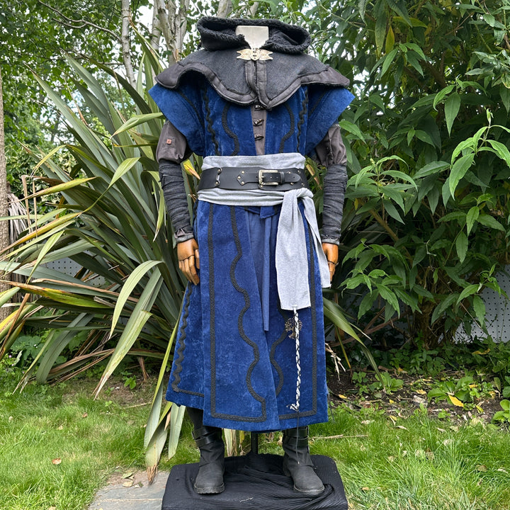 LARP-Outfit „Storm King“ – 7-teilig: Weste mit blauem Einsatz, Kapuze mit Lagenmuster, Tunika, Hose, Armwickel, Schärpe, Gürtel