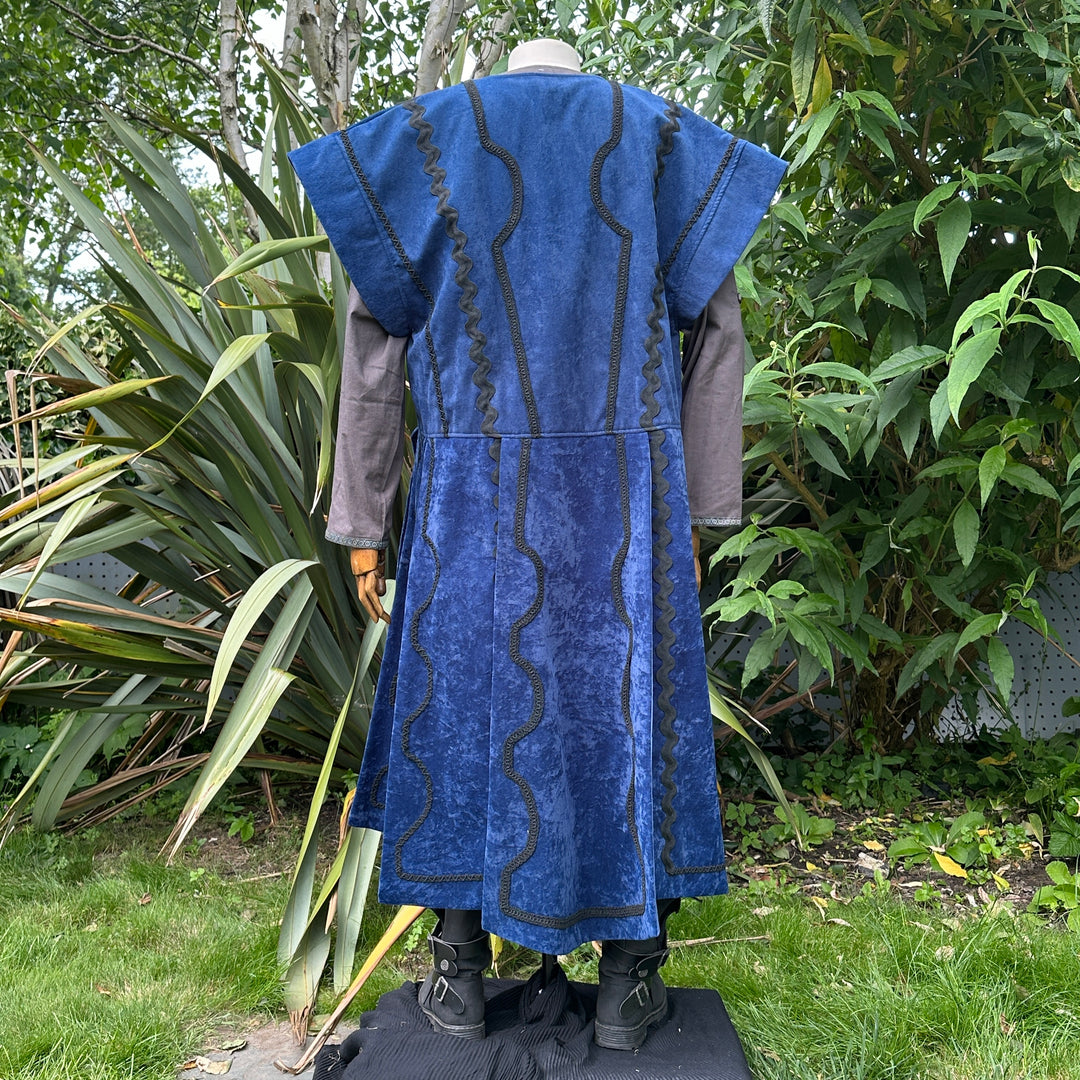 LARP-Outfit „Storm King“ – 7-teilig: Weste mit blauem Einsatz, Kapuze mit Lagenmuster, Tunika, Hose, Armwickel, Schärpe, Gürtel