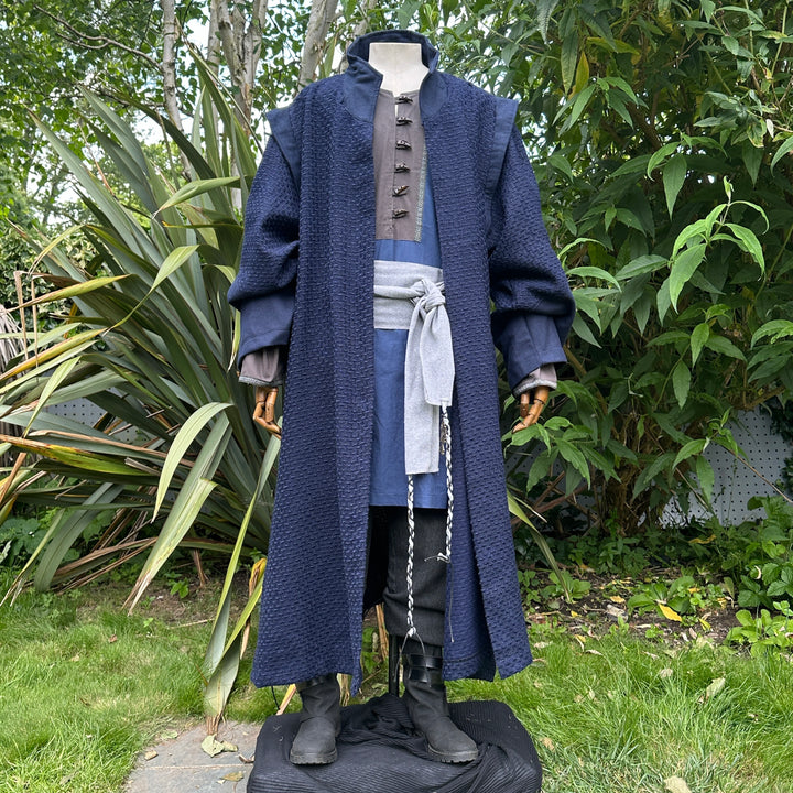 LARP-Outfit „Storm Wizard“ – 5-teilig: Weste in blauer Wildlederoptik, Kapuze, Tunika, Armwickel, Schärpe