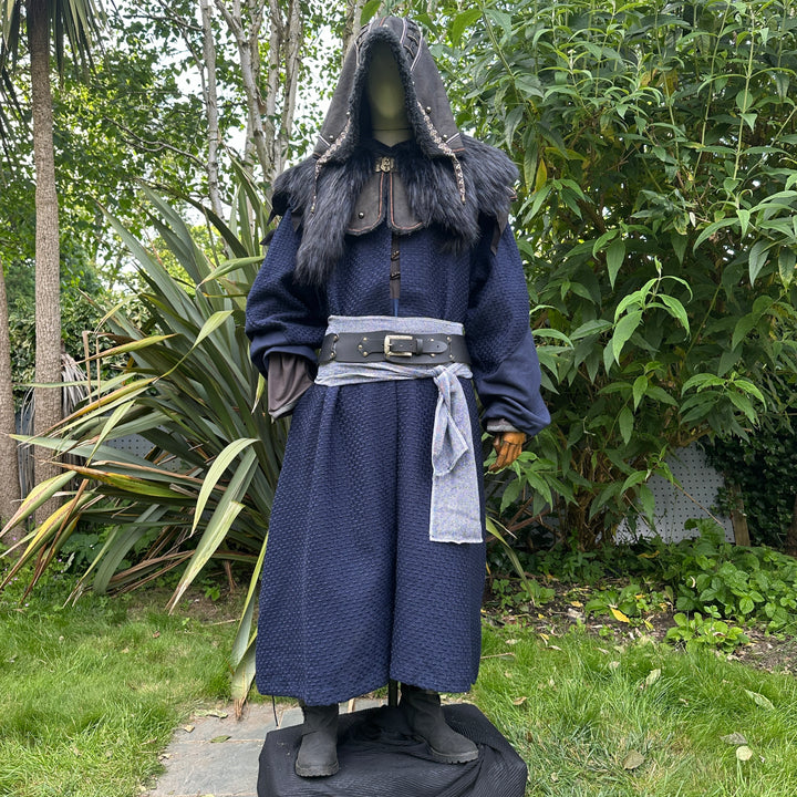 Tenue de LARP Storm Wizard - 5 pièces ; Gilet effet suède bleu, capuche, tunique, brassards, ceinture