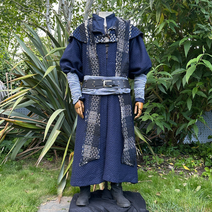 Tenue de LARP Storm Wizard - 5 pièces ; Gilet effet suède bleu, capuche, tunique, brassards, ceinture