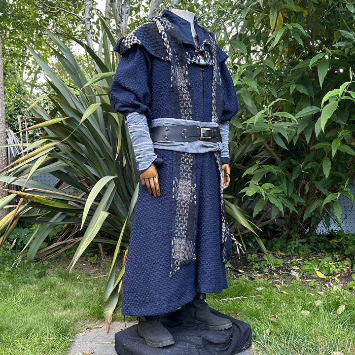 Tenue de LARP Storm Wizard - 5 pièces ; Gilet effet suède bleu, capuche, tunique, brassards, ceinture