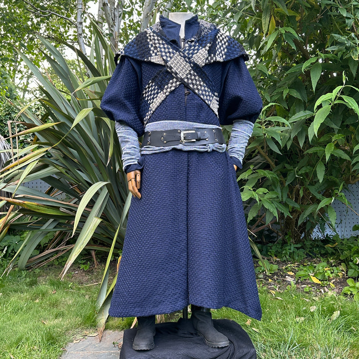 LARP-Robe mit Kapuze – braun-schwarz gemusterte Wolle – locker sitzend, mittlere Länge mit langen Ärmeln