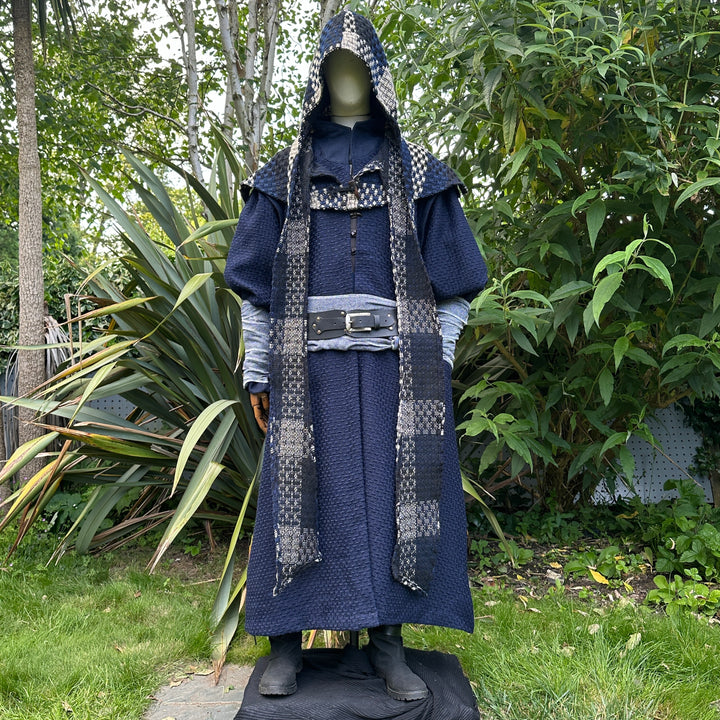 LARP-Outfit „Storm Wizard“ – 5-teilig: Weste in blauer Wildlederoptik, Kapuze, Tunika, Armwickel, Schärpe