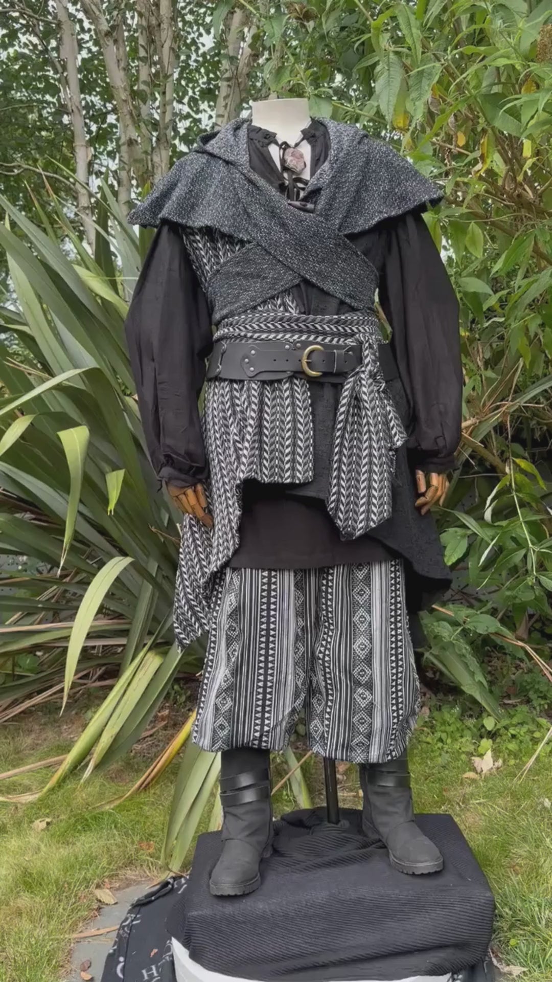 Tenue de LARP Storm Wizard - 5 pièces ; Gilet effet suède bleu, capuche, tunique, brassards, ceinture