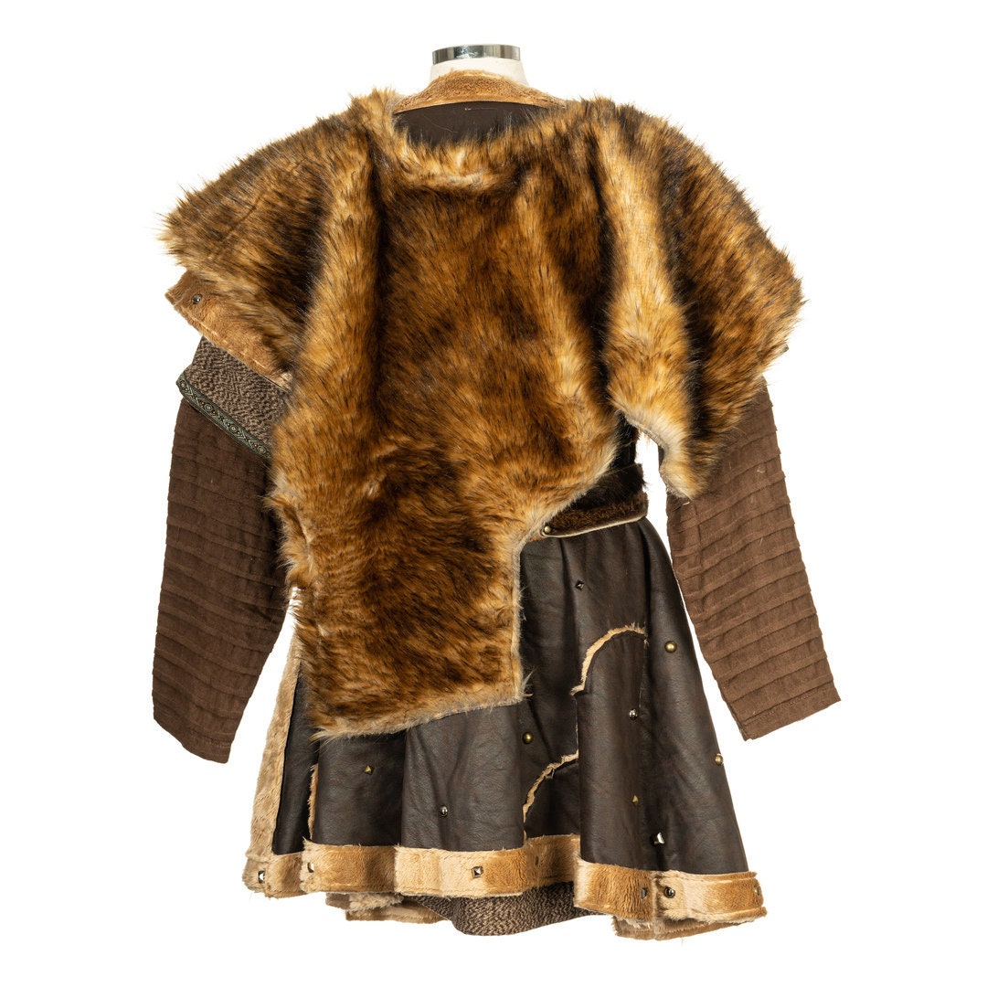 This LARP Fur Mantle is made from Faux Brown Fur and is reversable. On the other side there is Brown Faux Leather. The LARP Accessory is water resistant and has Woollen straps that can tie it to oneself. Perfect for LARP Characters & Cosplay.