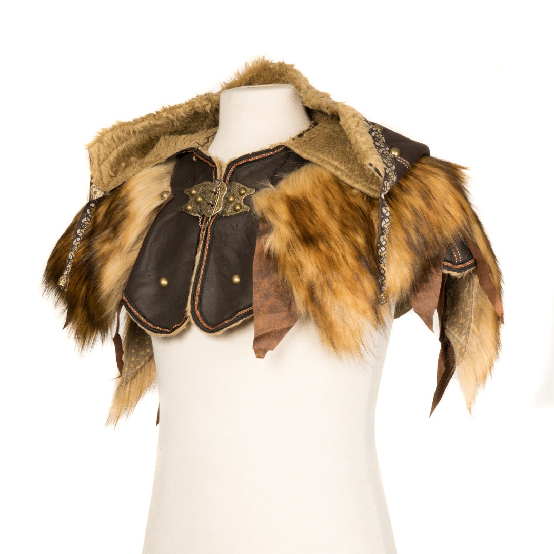 Brown LARP hood with fur trim and ornate metal clasp, medieval style.