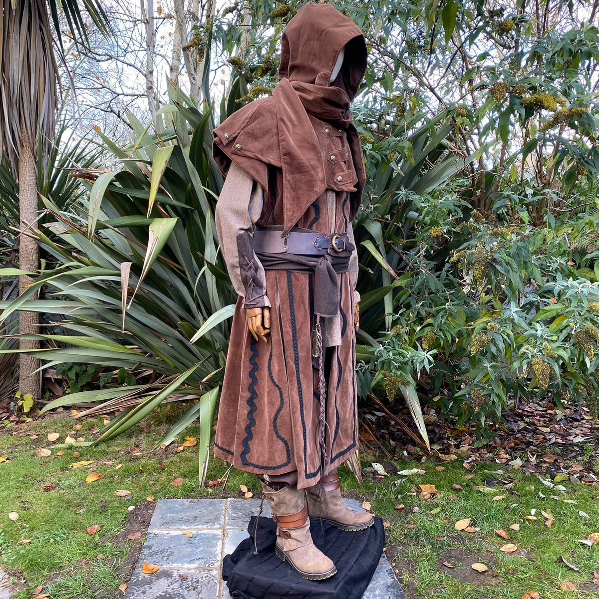 Medieval LARP belt and sash set on mannequin.